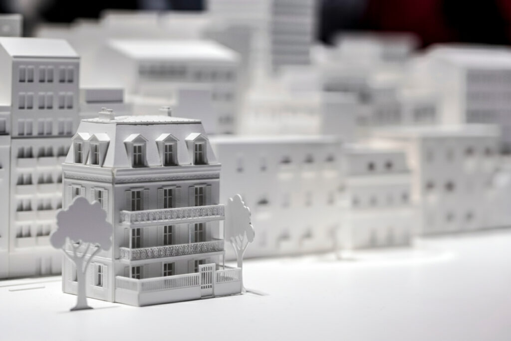 Maquette design en plastique d’un programme immobilier neuf à Paris présentée par un promoteur