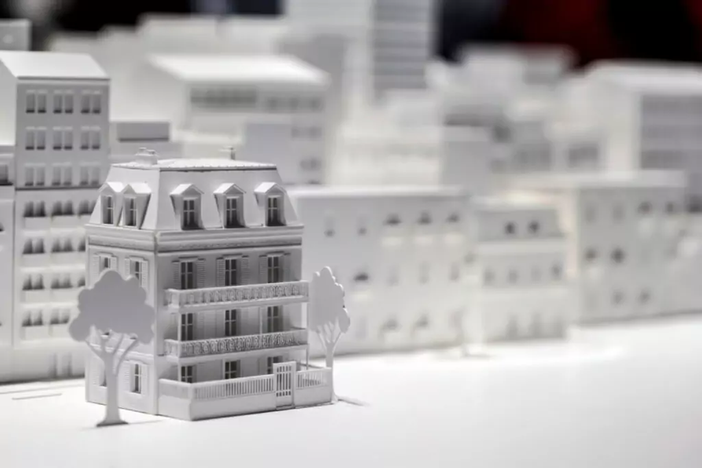 Maquette design en plastique d’un programme immobilier neuf à Paris présentée par un promoteur