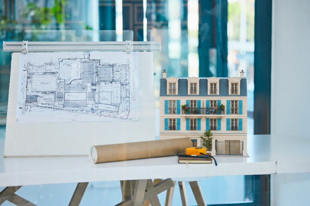 Maquette architecturale d’un programme immobilier avec plan de construction